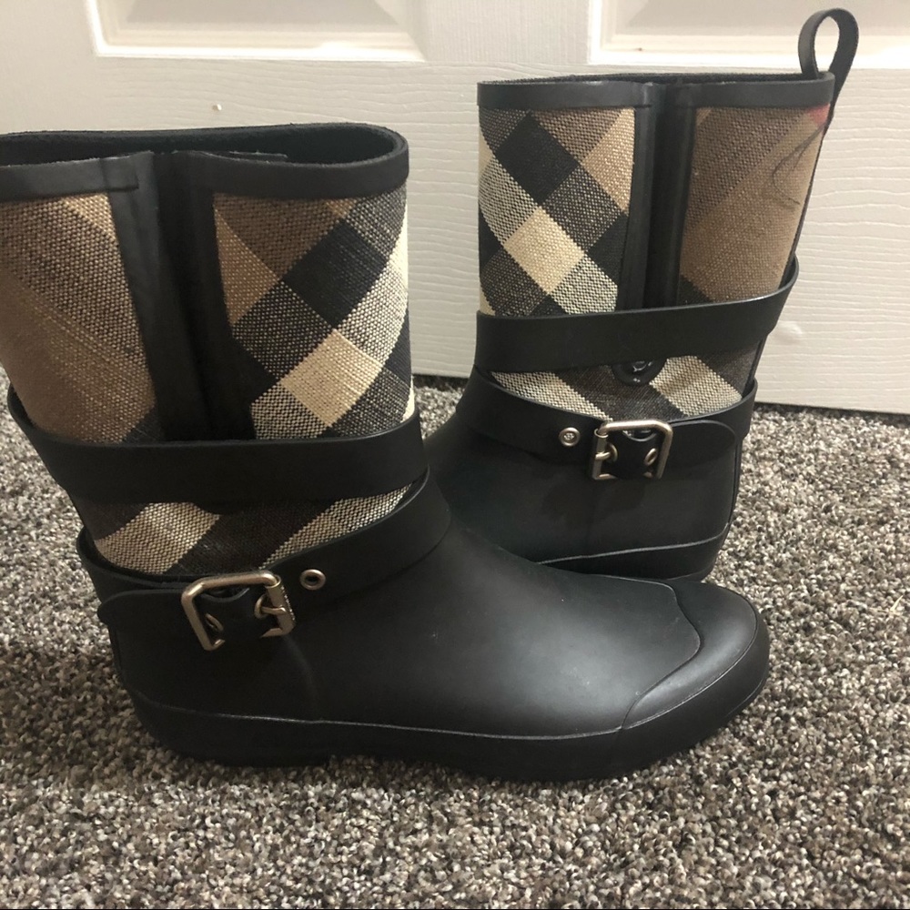 Burberry short rain boots size 9 i